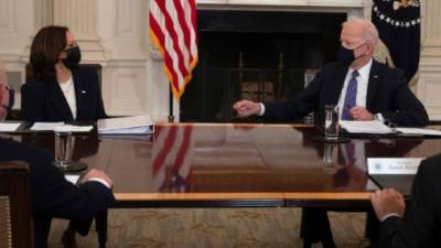 Kamala Harris participa en una reunión con el mandatario estadounidense, Joe Biden este 24 de marzo de 2021, en la Casa Blanca, en Washington. AFP
