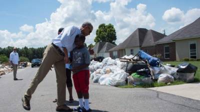 El presidente realizó un recorrido por Baton Rouge, una de las ciudades más afectadas por las inundaciones.