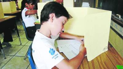 Alumnos de la International School cuando realizaban las pruebas censales.