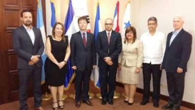 Los funcionarios que participan en la ronda de negociación, con el representante coreano, Yeo Han Koo. Junto a él, a la derecha, el viceministro de comercio de Honduras, Melvin Redondo.