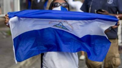 Un joven con una bandera de Nicaragua participa en una manifestación llamada 'Marcha en Rebeldía' hoy, sábado 29 de septiembre de 2018, en Managua (Nicaragua). EFE