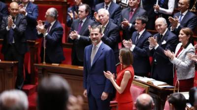 Felipe VI fue ovacionado por los diputados franceses tras brindar un discurso sobre la amenaza yihadista en Europa.