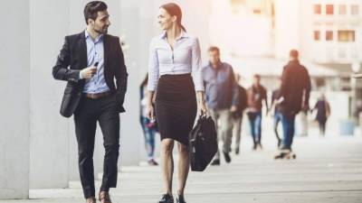 Al caminar de forma incorrecta se puede lastimar la espalda y las rodillas.