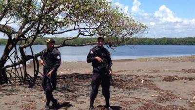 Dos policías ticos vigilando la zona de Isla Portillos.