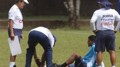 El cuerpo médico de la Bicolor vendó el tobillo de Bryan García pero el dolor es fuerte que hasta le cuesta caminar.