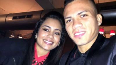Arnold Peralta junto a su pareja Vanessa Oliva. Foto Twitter