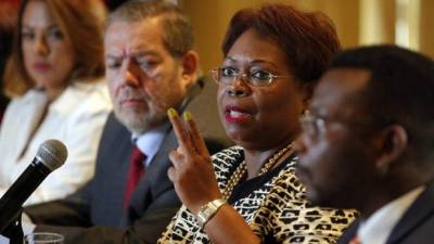 El equipo legal de la firma Mossack & Fonseca Marlene Guerra (i), Jorge Hernán Rubio (2i), Guillermina McDonald (2d) y Claudio Francis (d) participan en una rueda de prensa en la ciudad de Panamá (Panamá). EFE/Archivo