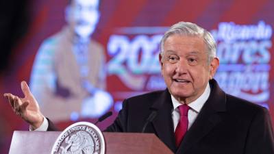 López Obrador, de 68 años, anunció que dio positivo a un prueba de covid-19, por segunda vez en casi un año, tras una prueba que se práctico el lunes tras aparecer agripado en su habitual conferencia de prensa de todos los días.
