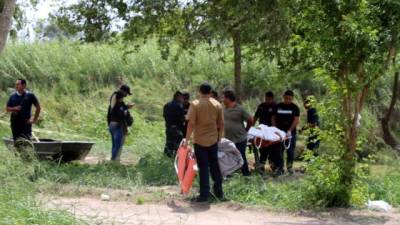 Los cuerpos de nueve migrantes fueron recuperados ayer a orillas del río Bravo.