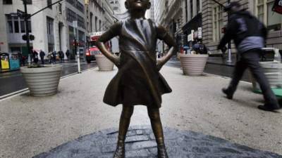 Fotografía tomada el pasado 7 de marzo en la que se registró la escultura 'The Fearless Girl' (lit. La chica valiente), del artista Kristen Visbal, que fue instalada frente a la famosa escultura del Toro de Wall Street. EFE/Archivo