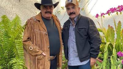 Vicente Fernández junto a su hijo Vicente Jr. en una foto de archivo.