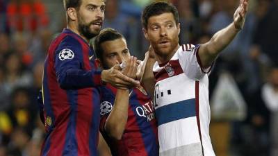 Gerard Piqué junto a Jordi Alba y Xabi Alonso. Foto AFP