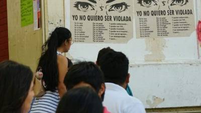 Pancartas con la leyenda 'Yo no quiero ser violada', han aparecido por el campus universitario.