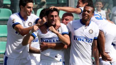 Diego Milito es felicitado por sus compañeros del Inter tras un gol.