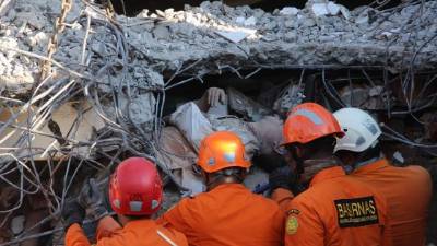 Las autoridades de Indonesia elevaron hoy a 98 los muertos y a 209 los heridos causados por el terremoto de magnitud 7 que sacudió el domingo el norte de la isla de Lombok, en el centro del país, donde los equipos de rescate siguen la búsqueda de supervivientes.