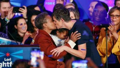 Lightfoot celebró con su esposa Amy Eshleman su histórica victoria política en Chicago./AFP.
