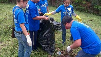 Por varias horas, los participantes recogieron basura y sembraron árboles.