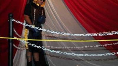 Vestido como si fuera a luchar y de pie sobre un ring, el cuerpo del fallecido boxeador Christopher 'Perrito' Rivera es velado hoy, viernes 31 de enero 2014, por familiares y amigos de acuerdo a una excéntrica y cada vez más popular costumbre en Puerto Rico de mostrar a los 'muertos paraos', en el centro comunal del residencial público (barriada popular) Manuel A. Pérez de San Juan (Puerto Rico), lugar donde se crió el deportista. EFE
