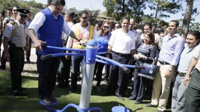 El presidente Juan Orlando Hernández se ejercitó en una de las máquinas.