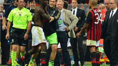 Balotelli insultó al árbitro y eso le costó caro.