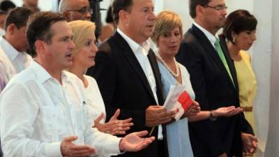 Los candidatos Juan Carlos Navarro, Juan Carlos Varela y José Domingo Arias asistieron ayer a misa en la Catedral Metropolitana de la Ciudad de Panamá, acompañados de sus respectivas esposas.