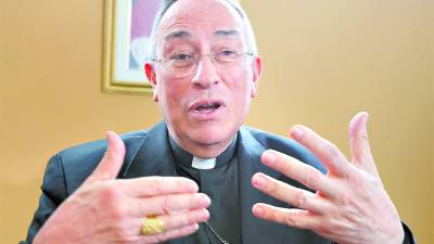 El cardenal Óscar Andrés Rodríguez ofreció ayer declaraciones luego de presidir una misa del inicio de 40 horas de oración por la paz en Honduras.