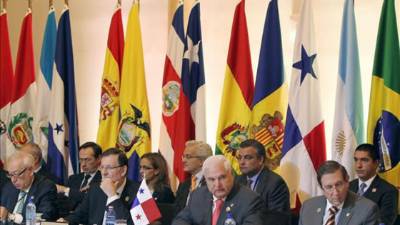El presidente del Gobierno, Mariano Rajoy y el Presidente de Panamá, Ricardo Martinelli, entre otros, durante la reunión del Sistema de la Integración Centroamericana (SICA) con los líderes de los paises centroamericanos en Ciudad de Panamá donde participan en la XXIII Cumbre Iberoamericana de jefes de Estado y de Gobierno. EFE