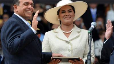 (FILES) In this file picture taken on January 27, 2010 President-elect Porfirio Lobo Sosa (L) swears in during his inauguration next to his wife Rosa Elena, in Tegucigalpa, on January 27, 2010.Rosa Elena de Lobo was arrested on February 28, 2018 in the Honduran capital on corruption charges. The Mission to Support the Fight against Corruption and Impunity in Honduras (MACCIH) accuses her of embezzlment. / AFP PHOTO / Orlando SIERRA