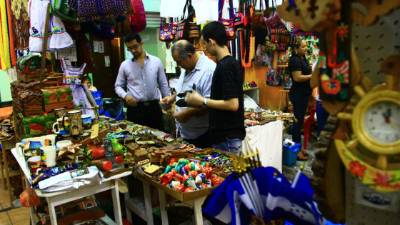 Los turistas nacionales e internacionales prefieren artículos livianos para llevar al exterior; se decantan por bordados típicos, pinturas y maderas talladas.