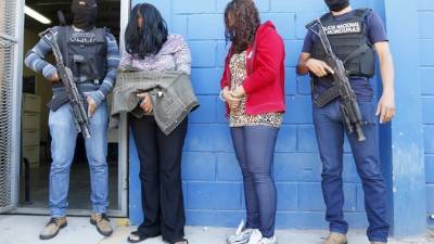 Las dos mujeres capturadas en la capital son investigadas por estafa.