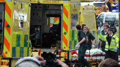 Los paramédicos trasladaron a los hospitales cercanos a más de 40 personas que resultaron heridas durante el atentado en Londres. AFP.