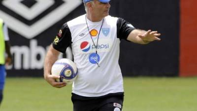 El argentino Iván Sopegno dirigiendo los entrenamientos guatemaltecos.