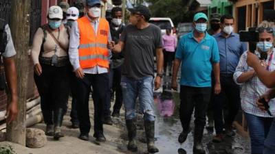 El presidente de Honduras, Juan Orlando Hernéndez, entregó este viernes paquetes de ayuda humanitaria en colonias afectadas por Eta y Iota en el valle de Sula.