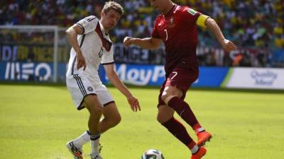 Thomas Müller marcando a Cristiano Ronaldo durante el Alemania-Portugal.