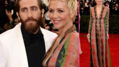 Jake Gyllenhaal posa junto a Maggie Gyllenhaal en la Met Gala 2014.