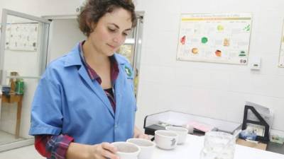 Hannah Hofmann probó los granos de todas las fincas donde compró café. Foto: Amílcar Izaguirre
