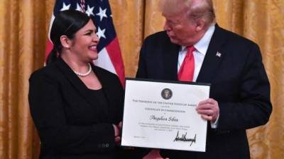 Angélica Silva recibió un certificado de reconocimiento del mandatario estadounidense por sus heroicas acciones durante el tiroteo en El Paso, Texas./AFP.