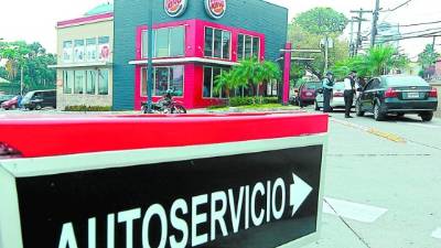 Los clientes hicieron filas para comprar.