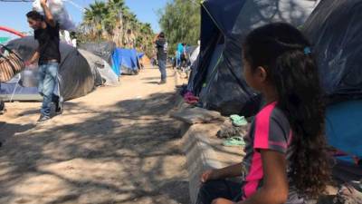 Personas centroamericanas acampan este martes, en Matamoros (México). EFE