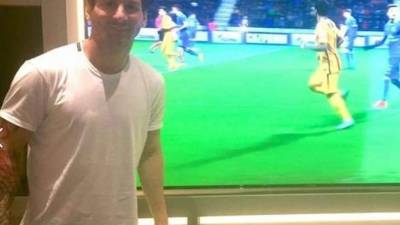 El culé subió una foto a través de las redes sociales observando el partido de sus compañeros.