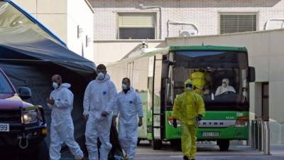 Militares trasladan en autobuses a pacientes infectados con Covid 19 a un hospital de Madrid./AFP.