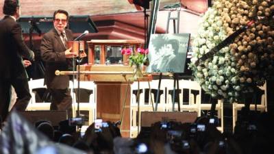 Las cenizas del artista fueron recibidas ayer tarde en Ciudad Juárez por una multitud.