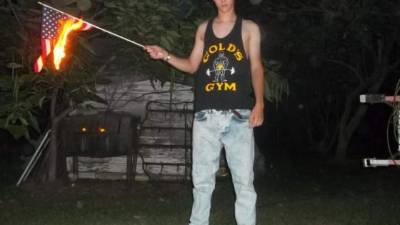 Dylann Roof quemando una bandera estadounidense en una imagen tomada del sitio web 'The last rhodesian'.