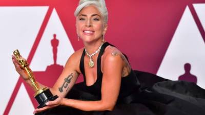 Lady Gaga posa con su Óscar por mejor canción original, 'Shallow', para una película, 'A Star is Born', tras la ceremonia este febrero 24 de 2019. Foto FREDERIC J. BROWN / AFP