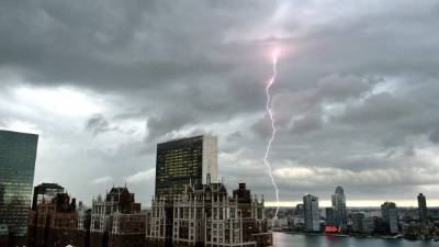 Más de 35,000 personas fueron evacuadas de la Isla Hattera, en Carolina del Norte, ante la amenaza del Huracán Arthur.