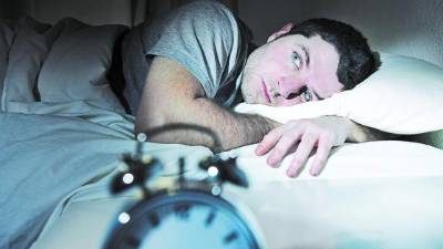 Procure establecer un horario para irse a dormir y evitar el insomnio.