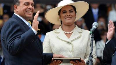 El tribunal declaró culpable este martes a la exprimera dama Rosa Elena Bonilla de apropiarse de fondos públicos destinados a programas sociales durante el gobierno de su esposo, el expresidente Porfirio Lobo (2010-2014).