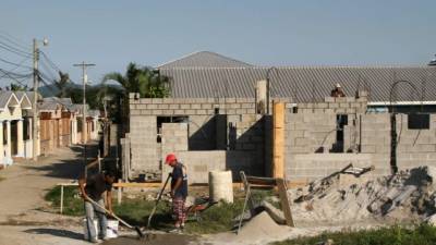 Los parlamentarios destacaron la labor que realizan las ONG en el país, como el apoyo financiero para la construcción de viviendas.