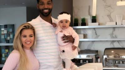 Khloé Kardashian con Tristan Thompson y su hija True en una foto de archivo.