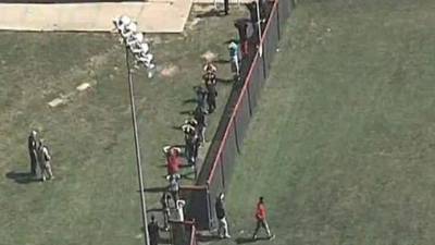 El pánico se desató en la escuela secundaria Albemarle a causa de un tiroteo que dejó al menos un herido.